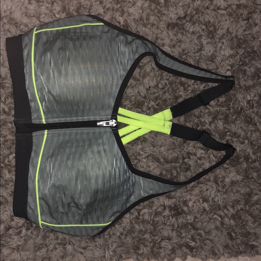 Zip up sports bra. Victoria sport.
